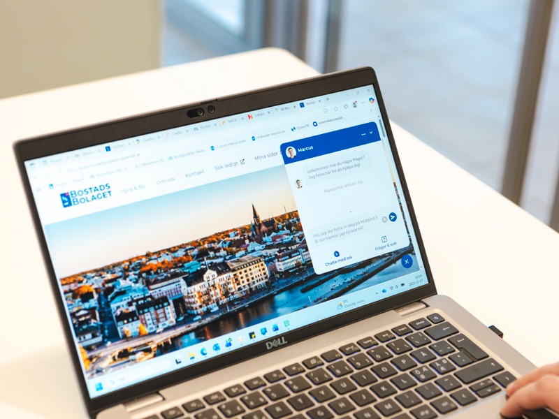 En person som använder en bärbar dator på ett bord.