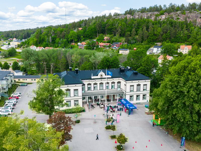 En flygbild av en stor vit byggnad omgiven av träd.