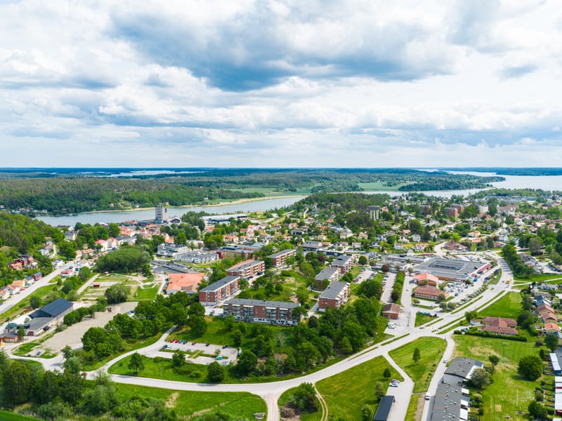 En flygbild av en liten stad med en sjö i bakgrunden.