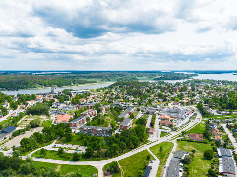 En flygbild av en liten stad med en sjö i bakgrunden.