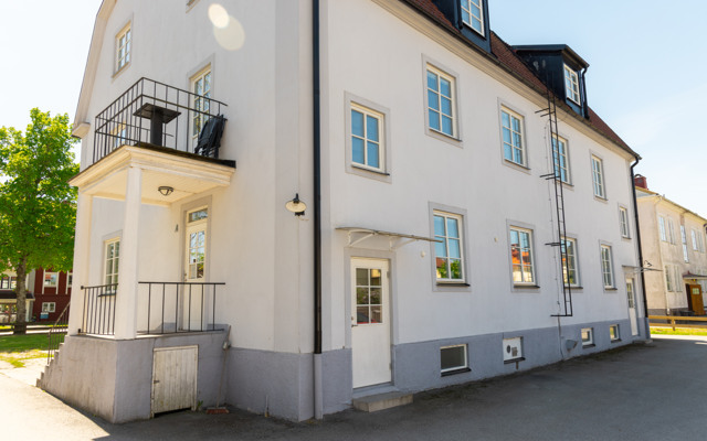 En stor vit byggnad med balkong och balkonger.
