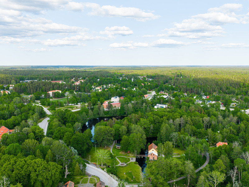 En flygbild av en liten stad omgiven av träd.