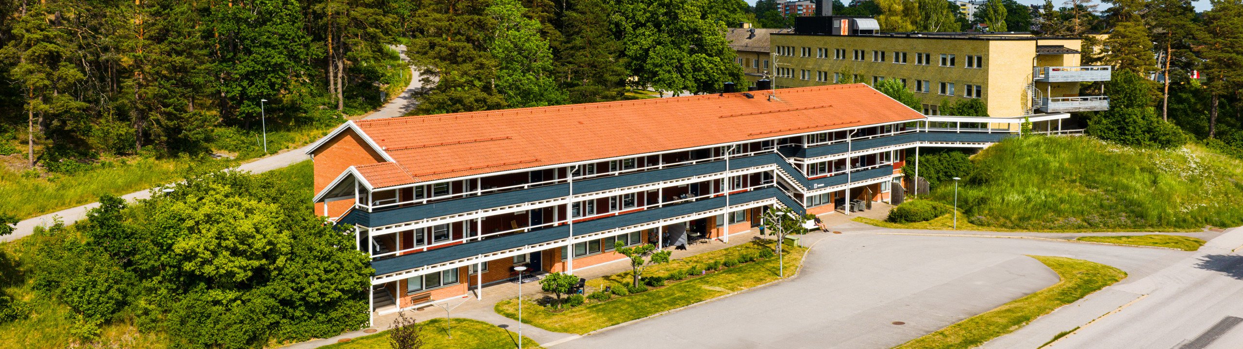 En flygbild av en byggnad med rött tak.