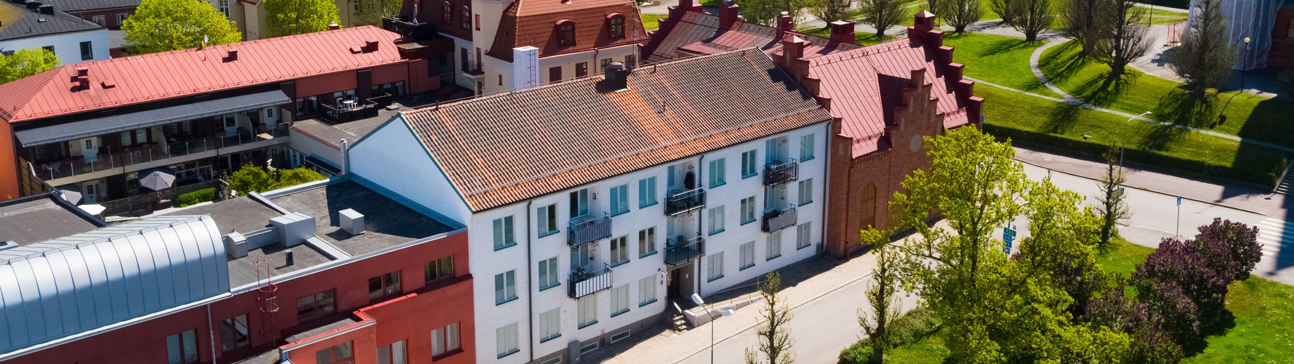En fågelperspektiv av en stad med en sjö i bakgrunden.