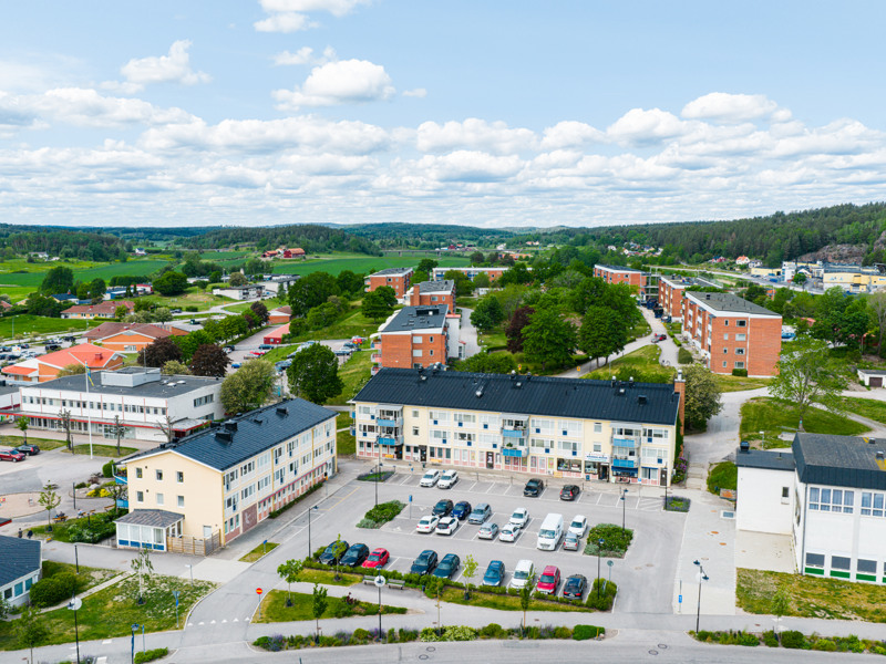 En flygbild av en parkeringsplats i en småstad.