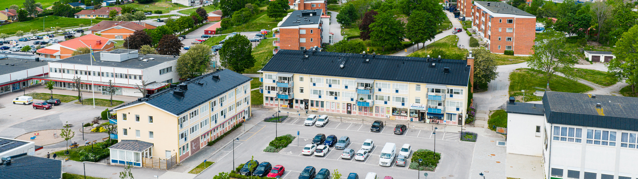 En flygbild av en parkeringsplats i en småstad.