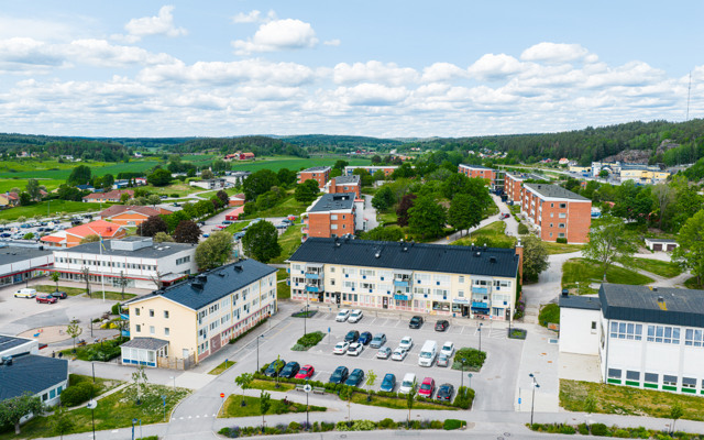 En flygbild av en parkeringsplats i en småstad.