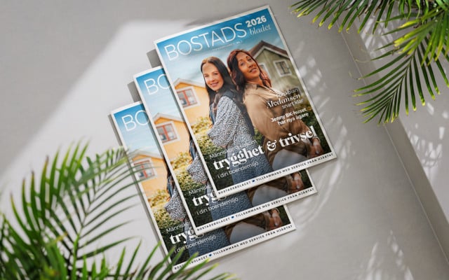 Några tidningar som ligger på ett bord.