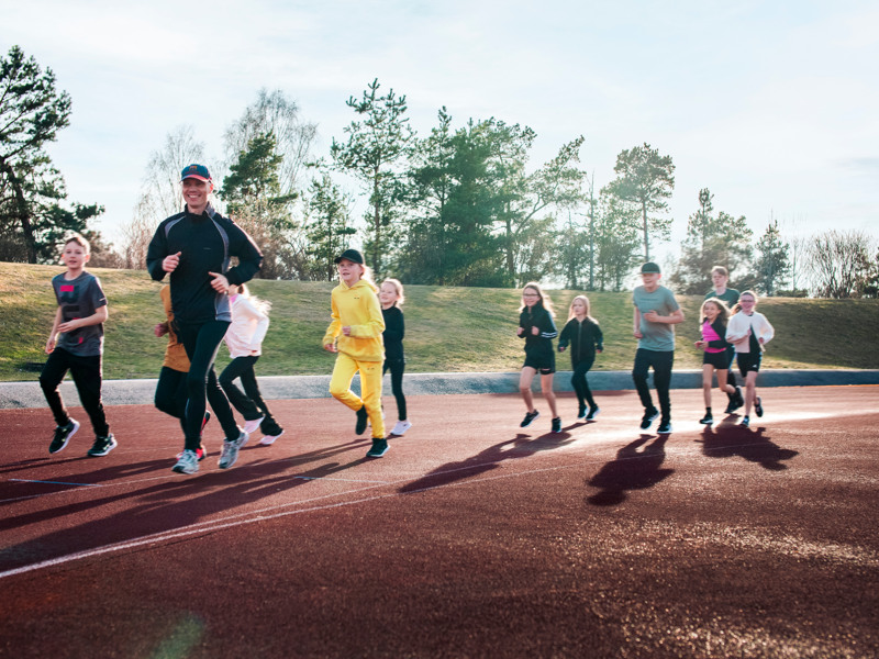 En grupp människor som springer på en bana.