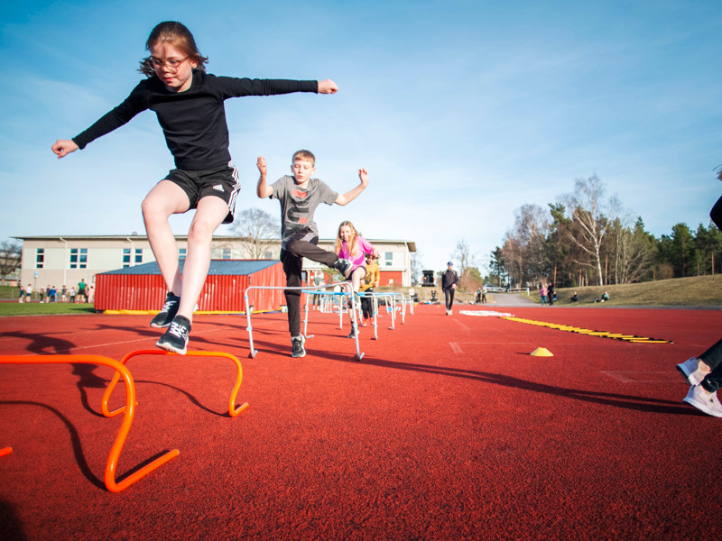 En grupp unga människor som spelar frisbee.