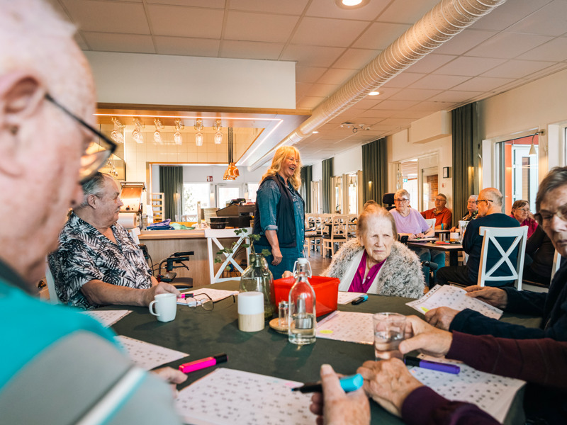 En grupp människor som sitter runt ett bord.