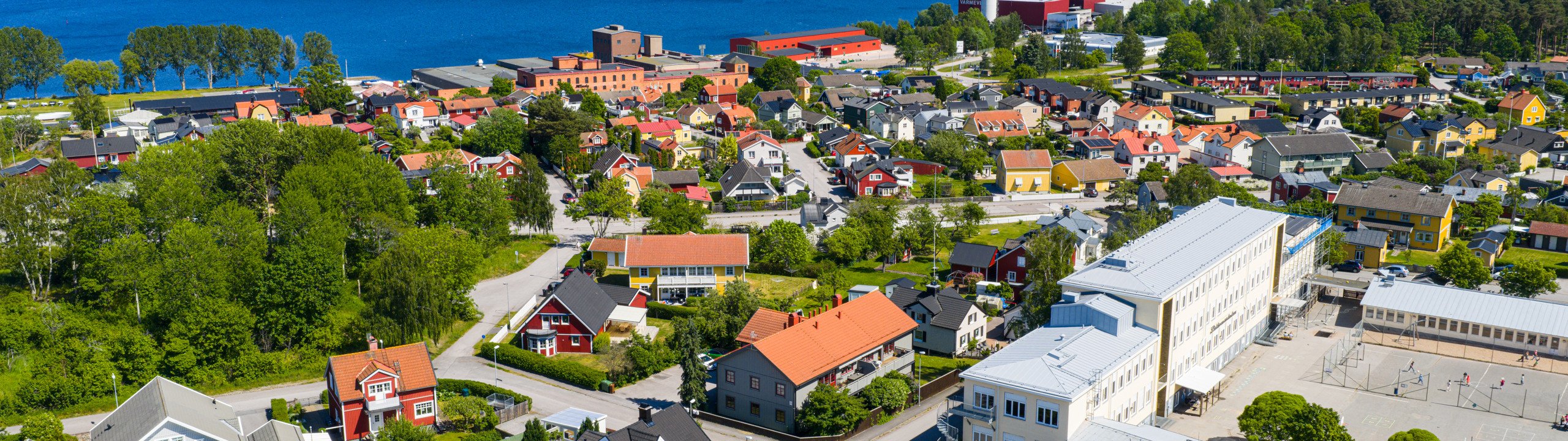 En flygbild av en liten stad vid vattnet.