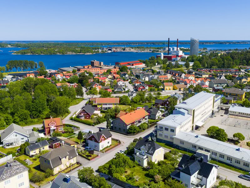 En flygbild av en liten stad vid vattnet.