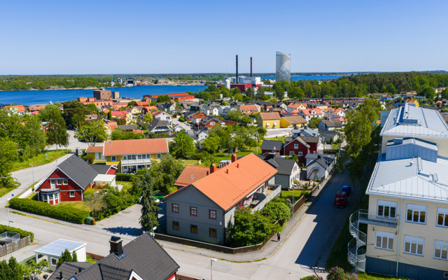 En flygbild av en liten stad vid vattnet.