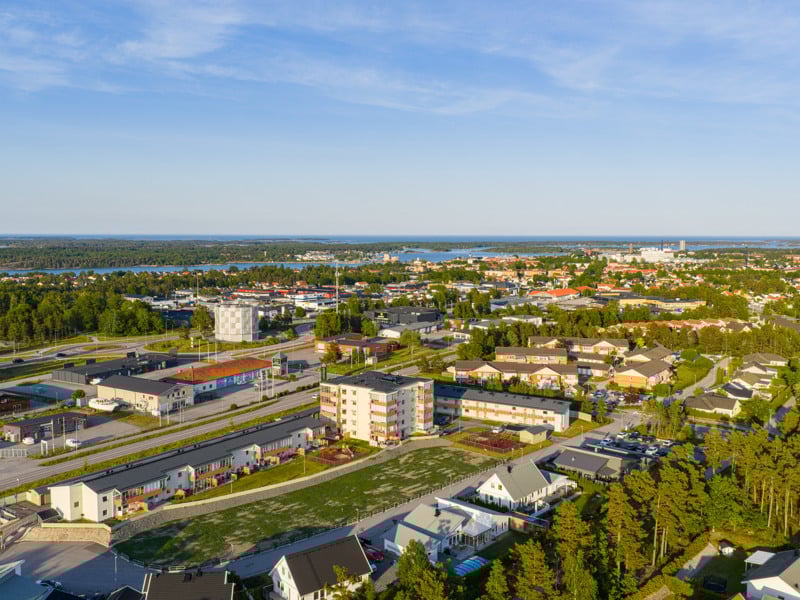 En flygbild av en stad med många byggnader.