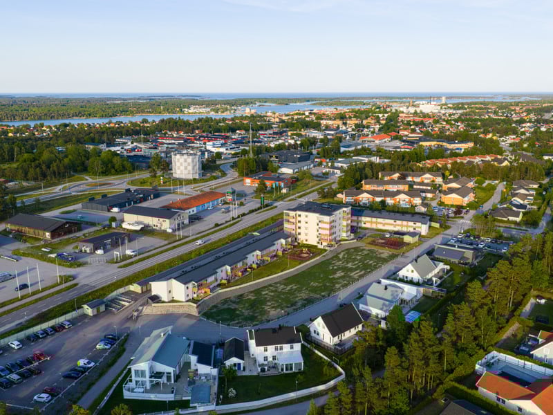 En flygbild av en stad med många byggnader.