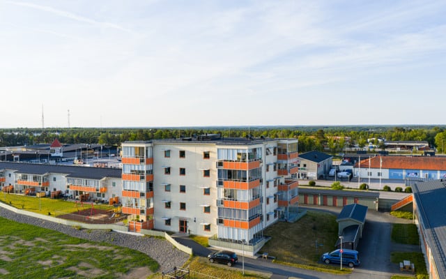 En flygbild av ett flervåningshus.