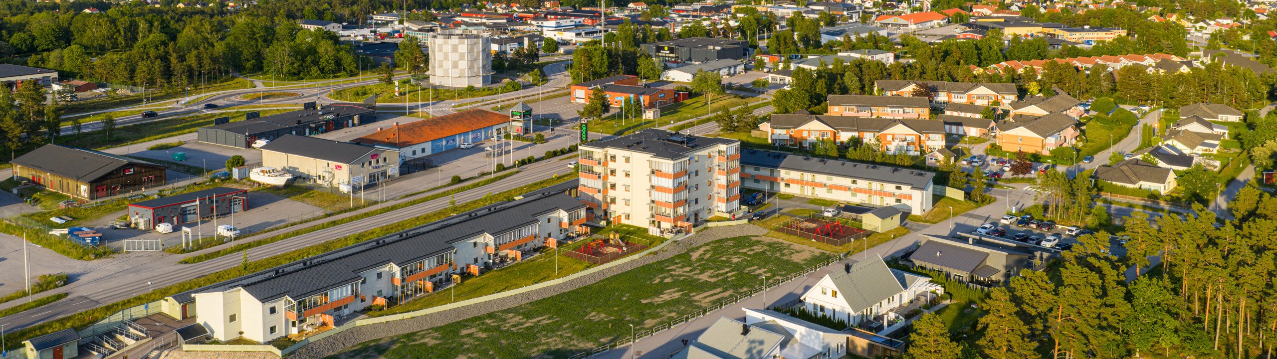 En flygbild av en stad med många byggnader.