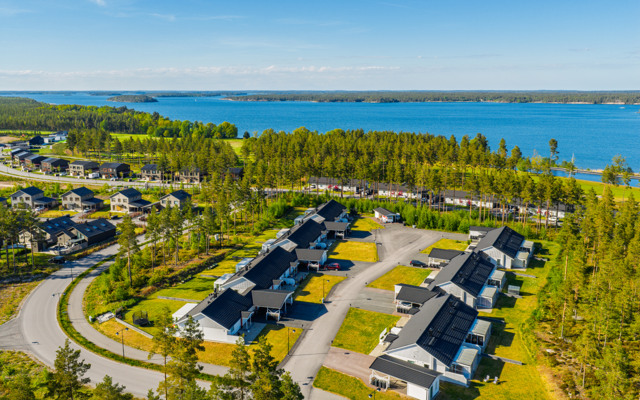 Ett fågelperspektiv av ett kvarter vid vattnet.