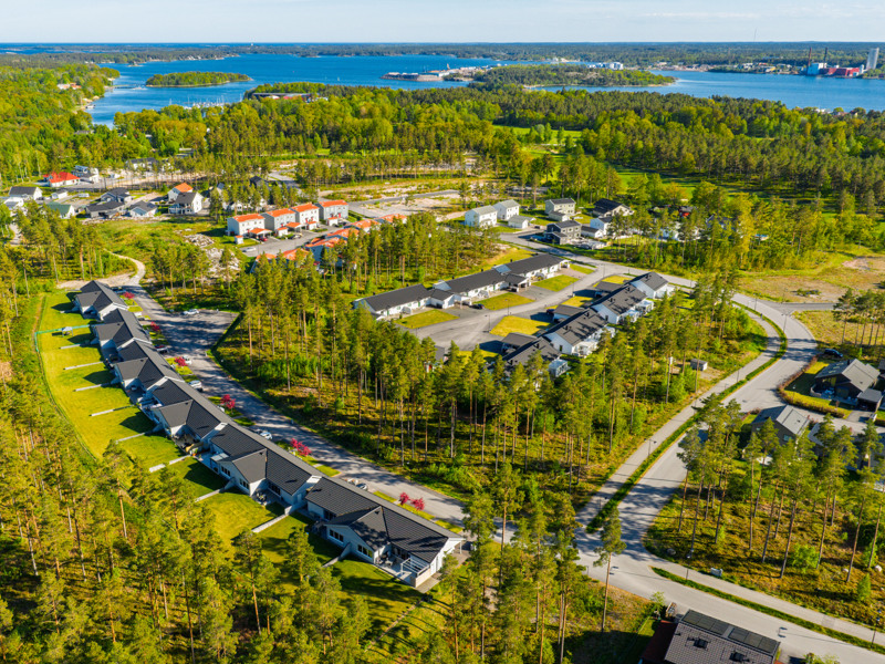 Ett fågelperspektiv av ett bostadsområde med många träd.