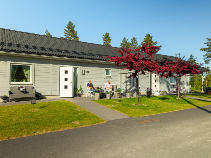 Ett hus med en bil parkerad framför.