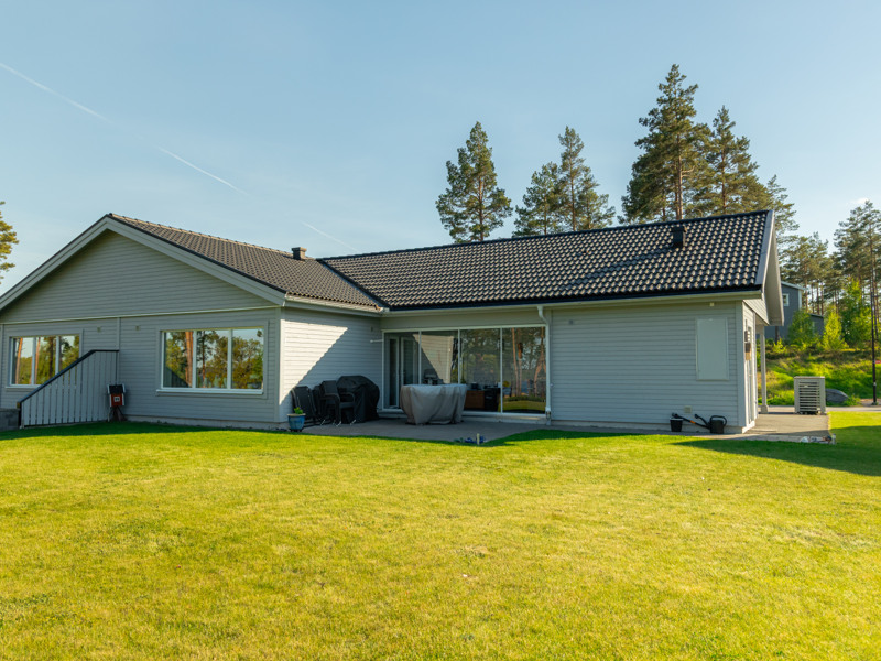 Ett hus med en bil parkerad framför.