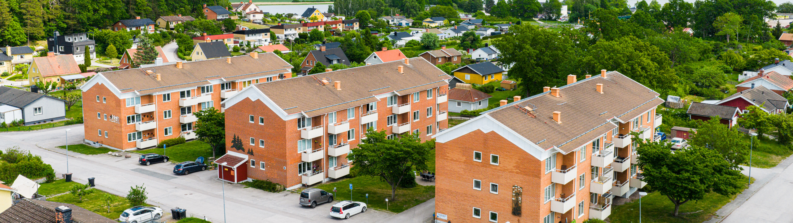 En flygbild av ett bostadsområde med många hus.