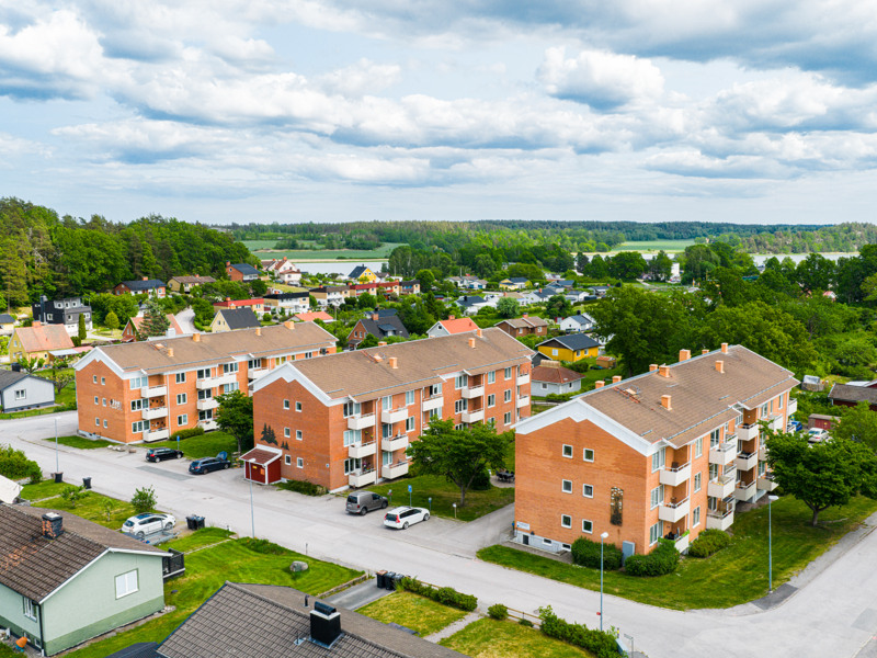 En flygbild av ett bostadsområde med många hus.