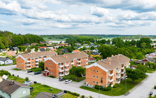 En flygbild av ett bostadsområde med många hus.
