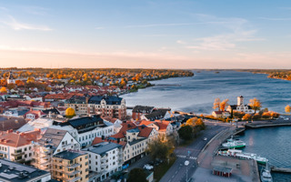 En flygbild av en stad intill ett vattendrag.