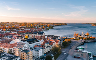 En flygbild av en stad intill ett vattendrag.