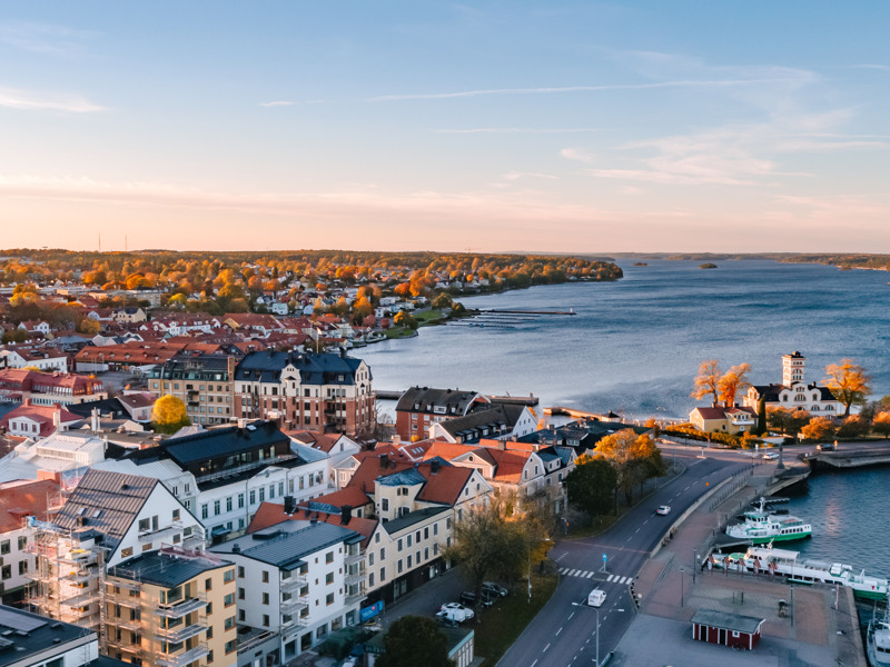 En flygbild av en stad intill ett vattendrag.