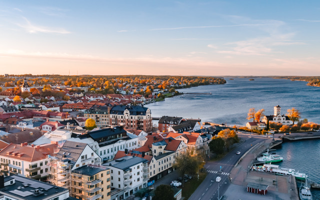 En flygbild av en stad intill ett vattendrag.