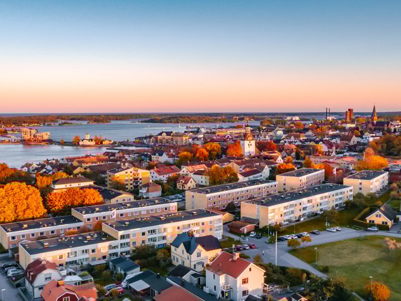 En flygbild av en stad med en sjö i bakgrunden. Viborgsgatan