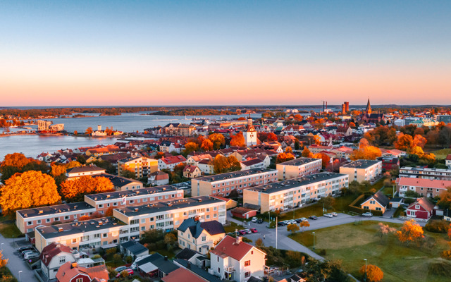 En flygbild av en stad med en sjö i bakgrunden. Viborgsgatan
