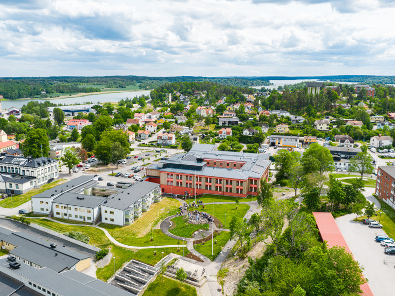 En flygbild av en stad med en flod i bakgrunden.