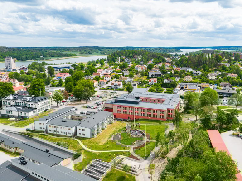 En flygbild av en stad med en flod i bakgrunden.