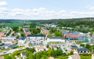 En flygbild av en stad med många byggnader.