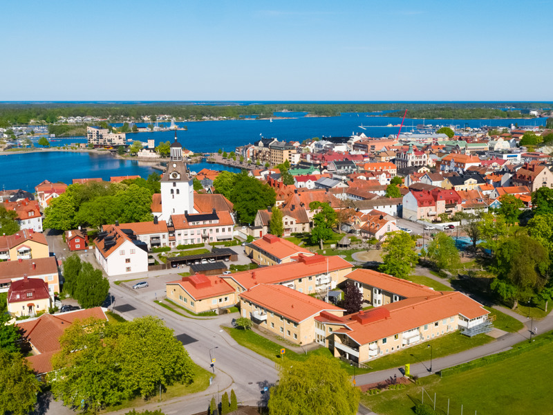 En flygbild av en liten stad vid vattnet.