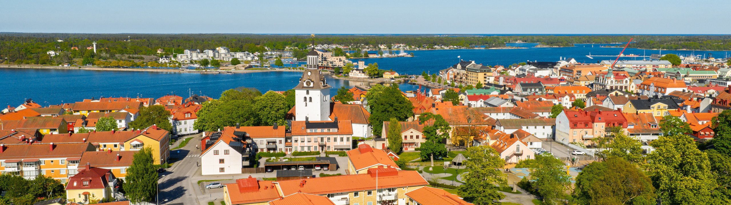 En flygbild av en liten stad vid vattnet.