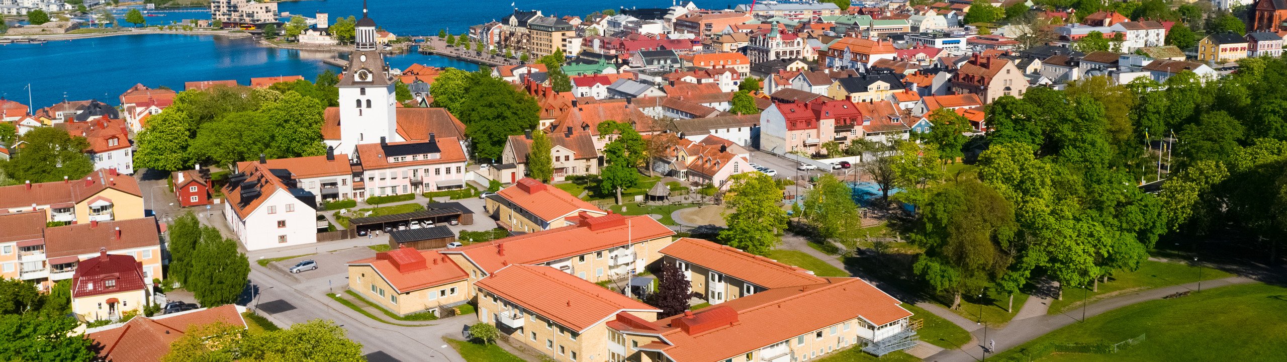 En flygbild av en liten stad vid vattnet.