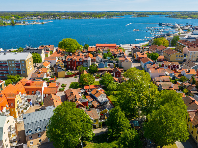 En flygbild av en stad vid vattnet.
