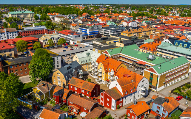 En flygbild av en stad med många byggnader.
