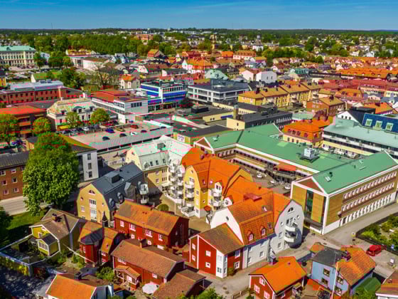 En flygbild av en stad med många byggnader.