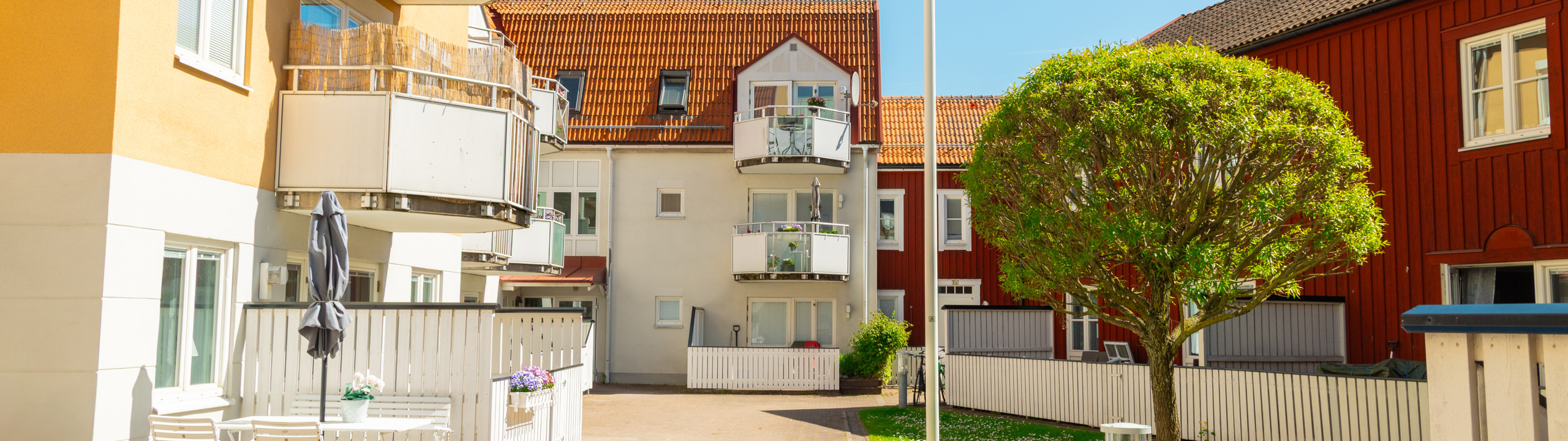 En gata i ett bostadsområde med en flagga på en stång.