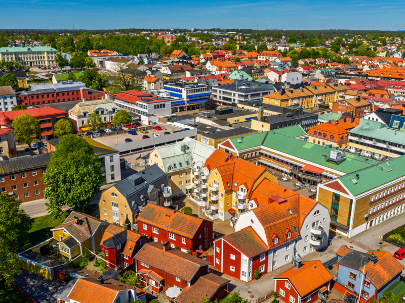 En flygbild av en stad med många byggnader.