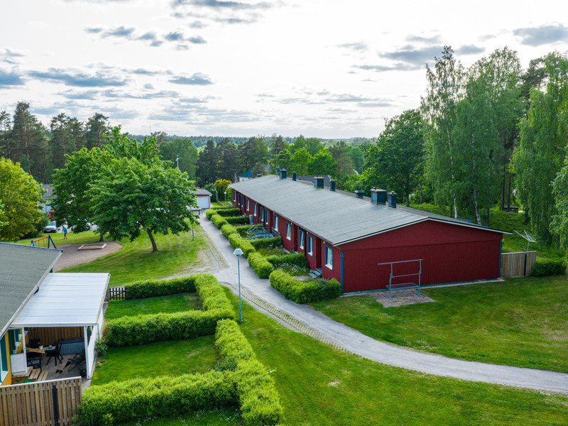 En flygbild av en gård med en röd lada.
