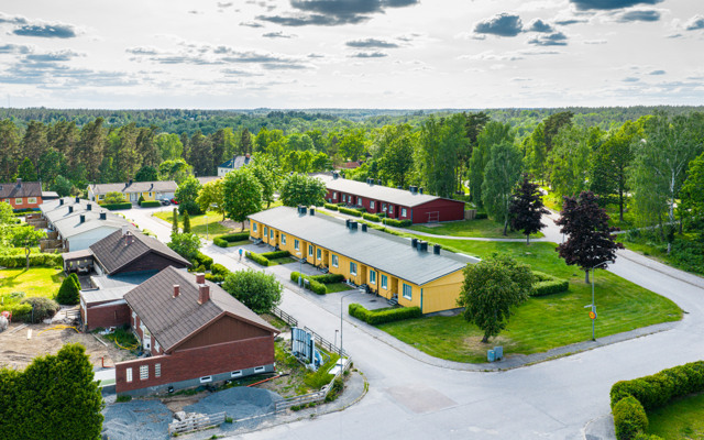En flygbild av en liten stad omgiven av träd.