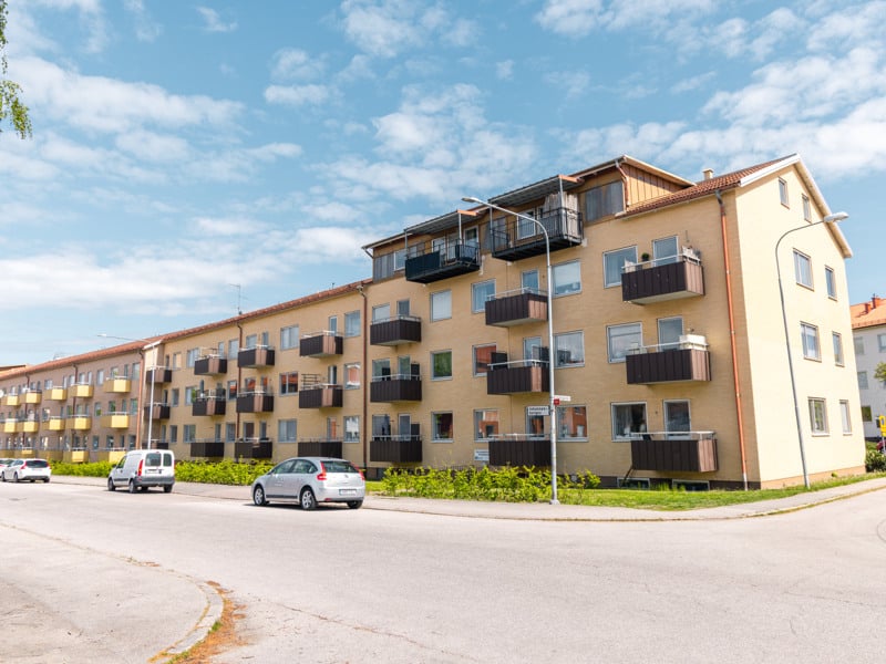 Ett flerbostadshus med balkonger och balkonger på balkongerna.