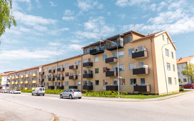 Ett flerbostadshus med balkonger och balkonger på balkongerna.